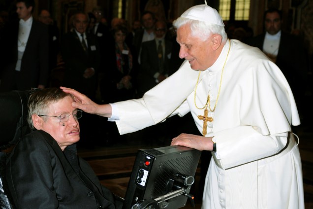 O físico Stephen Hawking recebe bênção do Papa Bento XVI no Vaticano - 31/10/2008