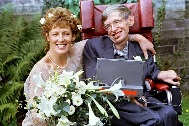 Stephen Hawking e sua esposa Elaine Mason, no dia do matrimônio, realizado na igreja de St. Barnabus - 16/09/1995