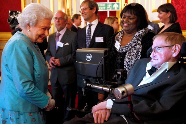 A Rainha Elizabeth, da Grã-Bretanha, cumprimenta Stephen Hawking durante uma recepção da instituição de caridade Leonard Cheshire Disability, no Palácio de São Tiago, em Londres - 29/05/2014