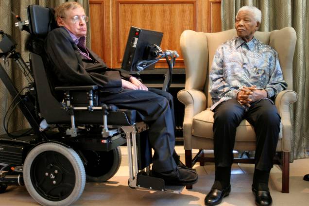O ex-presidente sul-africano Nelson Mandela, conversa com o físico e teórico Stephen Hawking no escritório da Fundação Mandela, em Joanesburgo - 15/05/2008
