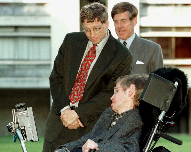O presidente da Microsoft, Bill Gates, acompanhado pelo vice-chanceler da Universidade de Cambridge, professor Alec Broers, conhece o professor Stephen Hawking durante uma visita ao campus, na Inglaterra - 07/10/1997