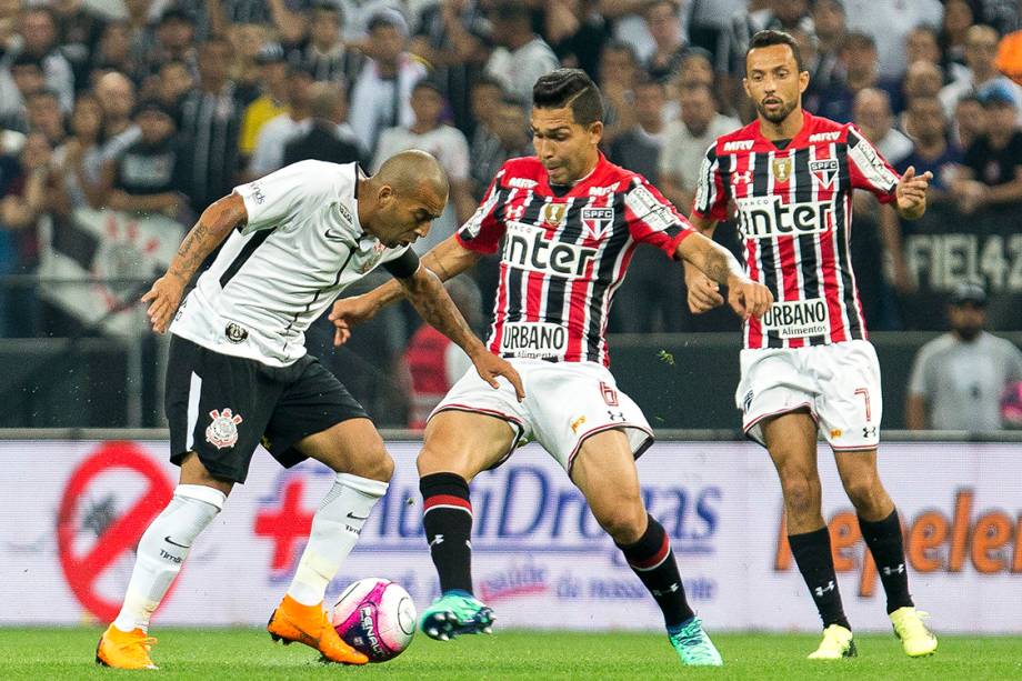 Emerson Sheik disputa a bola com Petros, na semifinal do Campeonato Paulista, na Arena Corinthians