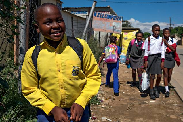 SORRISO E SILÊNCIO - Aos 14 anos, o estudante Tshepo Natamela (à esq.) conta que sua família sentiu na pele os efeitos do regime de segregação racial, mas prefere não levantar o assunto em casa. “É um machucado que ficou para eles. Para mim, não, a vida é boa, é leve, e eu adoro falar dela” SORRISO E SILÊNCIO - Aos 14 anos, o estudante Tshepo Natamela (à esq.) conta que sua família sentiu na pele os efeitos do regime de segregação racial, mas prefere não levantar o assunto em casa. “É um machucado que ficou para eles. Para mim, não, a vida é boa, é leve, e eu adoro falar dela”