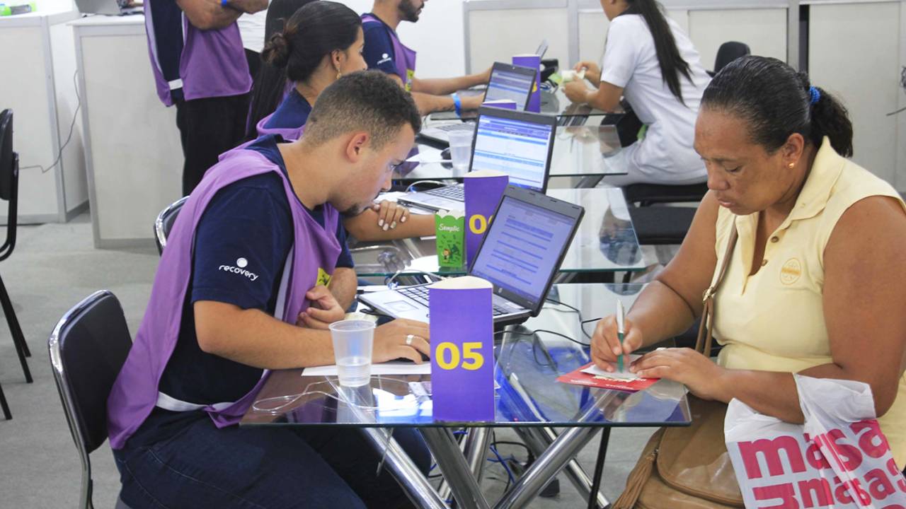 Acontece no Vale do Anhangabaú em São Paulo (SP), o Feirão Limpa Nome, para que pessoas com nome sujo possam negociar suas dívidas com bancos, financeiras e recuperadoras