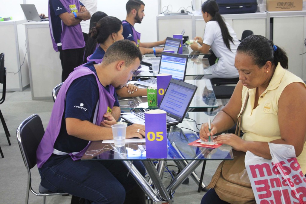 Acontece no Vale do Anhangabaú em São Paulo (SP), o Feirão Limpa Nome, para que pessoas com nome sujo possam negociar suas dívidas com bancos, financeiras e recuperadoras