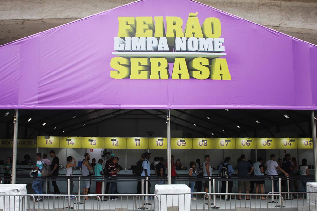 Acontece no Vale do Anhangabaú, em São Paulo (SP), o Feirão Limpa Nome, para que pessoas com nome sujo possam negociar suas dívidas com bancos, financeiras e recuperadoras.