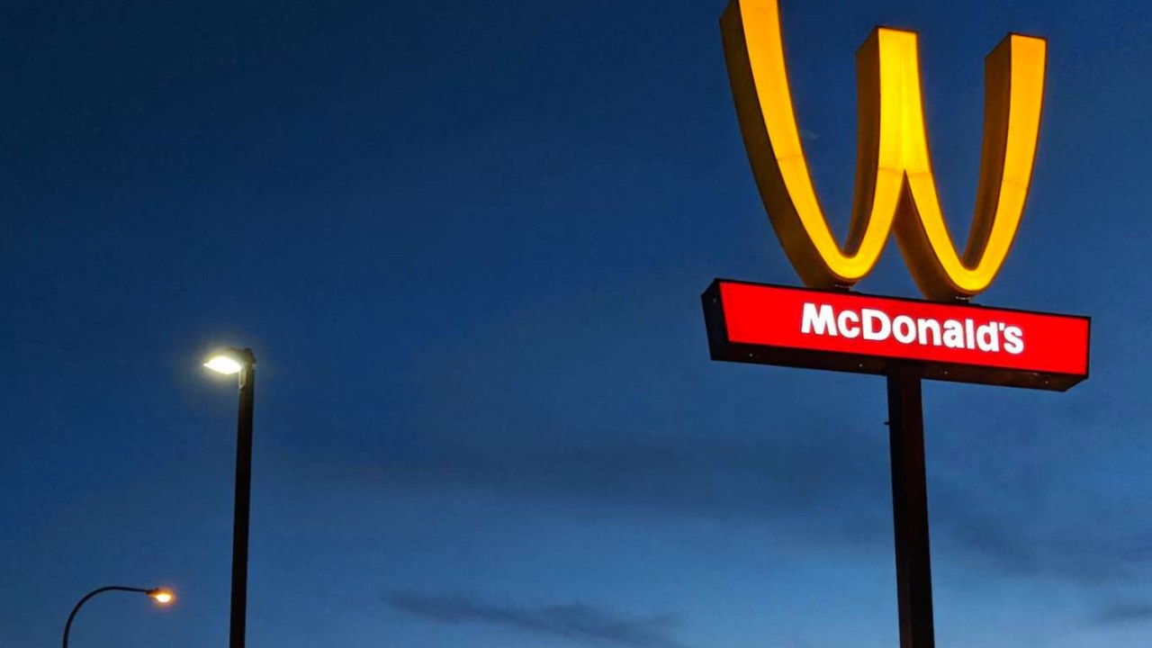 M do McDonald's invertido