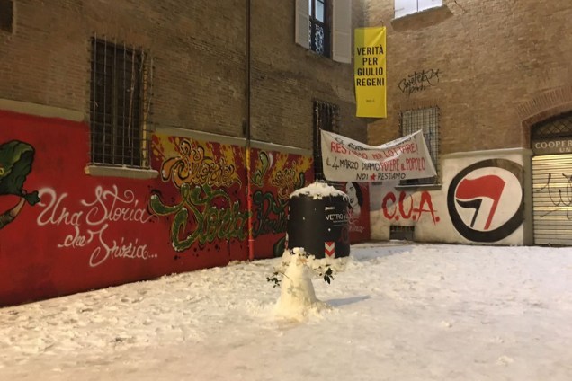 Boneco de neve na Piazza Verdi, nos arredores da Universidade de Bolonha: um dos principais redutos da esquerda italiana nem parece estar às vésperas de eleições