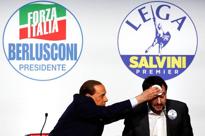Silvio Berlusconi seca suor da testa do líder da Liga do Norte, Matteo Salvini, durante encontro em Roma