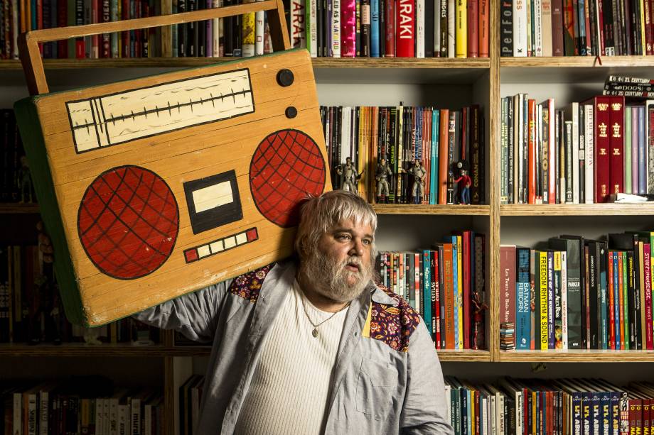 O produtor musical Carlos Eduardo Miranda, posa para foto durante entrevista sobre a m&uacute;sica contempor&acirc;nea brasileira, em sua casa no bairro da Lapa, em S&atilde;o Paulo. Miranda produziu discos do "Cansei de Ser Sexy", foi empresario do "Sepultura" e hoje e um dos jurados do programa "Idolos" do SBT - 09/08/2013
