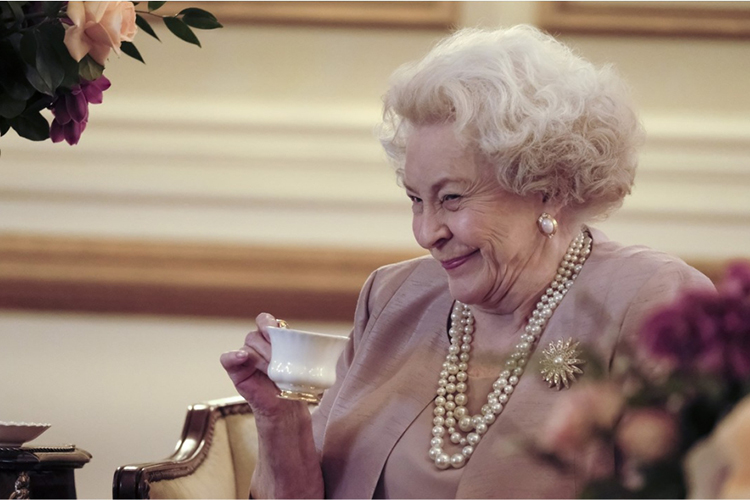 A atriz Maggie Sullivan interpreta a rainha Elizabeth II, em filme inspirado no Príncipe Harry e Meghan Markle