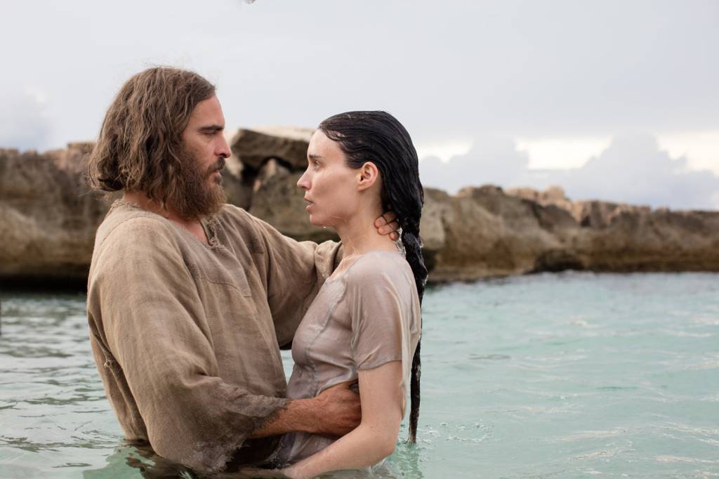 Jesus (Joaquin Phoenix), e Maria (Rooney Mara) em cena do filme 'Maria Madalena'