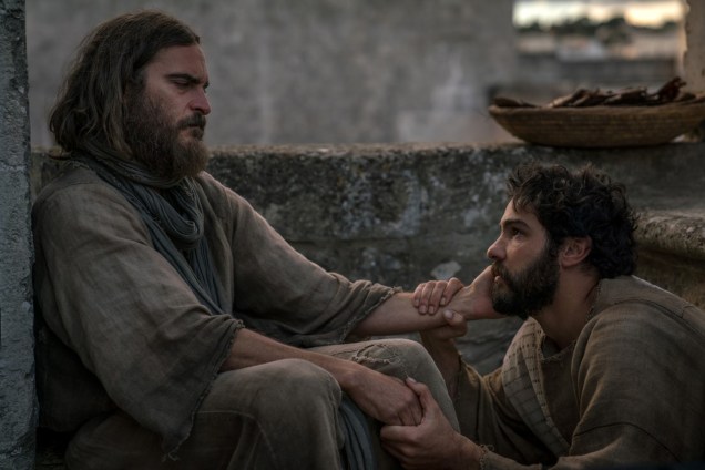 Jesus (Joaquin Phoenix) e Judas (Tahar Rahim), em cena do filme ' Maria Madalena'