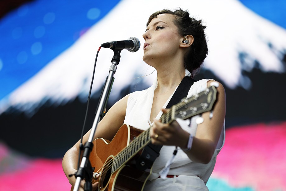 A cantora Mallu Magalhães se apresenta no palco AXE, durante o primeiro dia do Lollapalooza, realizado no Autódromo de Interlagos, zona sul de São Paulo (SP) - 23/03/2018