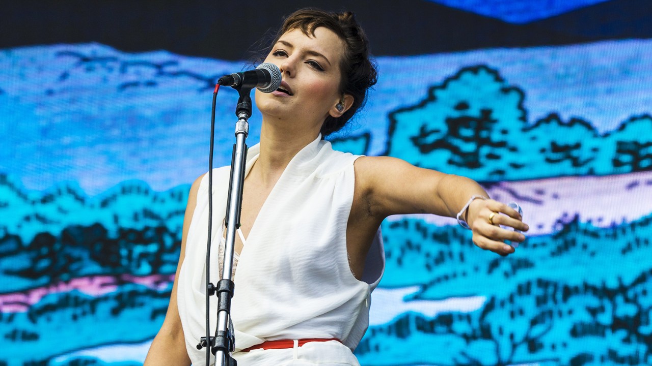 A cantora Mallu Magalhães se apresenta no palco AXE, durante o primeiro dia do Lollapalooza, realizado no Autódromo de Interlagos, zona sul de São Paulo (SP) - 23/03/2018