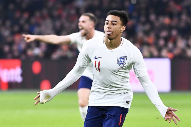 Jesse Linglard comemora após marcar gol, durante partida entre Inglaterra e Holanda, realizada em Amsterdã - 23/03/2018