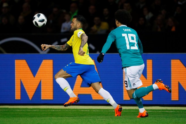 Daniel Alves e Leroy Sané disputam bola durante amistoso entre Brasil e Alemanha - 27/03/2018