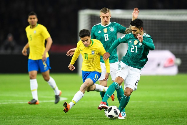 Ilkay Gundogan (dir) disputa bola com Philipe Coutinho (esq), durante partida amistosa entre Brasil e Alemanha, realizada no Estádio Olímpico de Berlim - 27/03/2018
