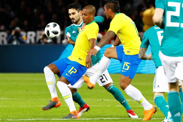 Fernandinho disputa bola com Ikay Gundogan, durante partida amistosa entre Brasil e Alemanha - 27/03/2018