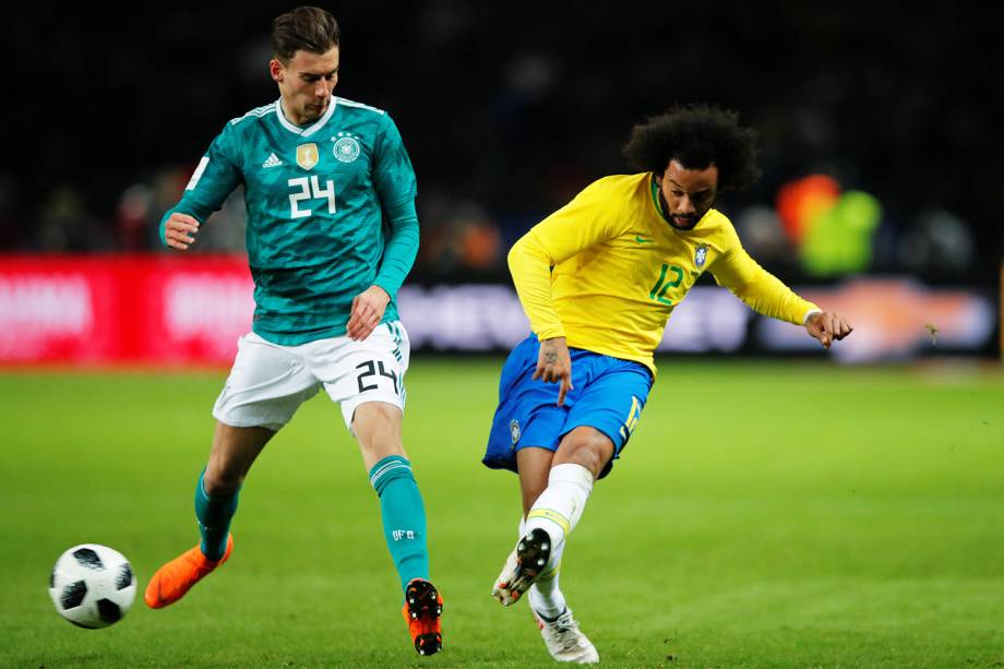 Marcelo (dir) e Leon Goretzka (esq), durante partida amistosa entre Brasil e Alemanha, realizada no Estádio Olímpico de Berlim - 27/03/2018