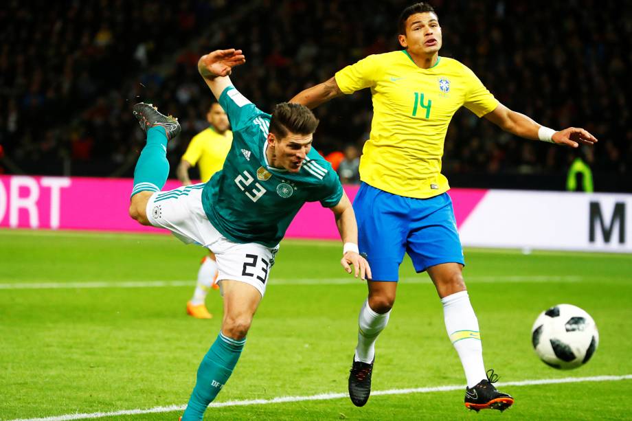 Mario Gomez (esq) e Thiago Silva (dir), durante partida amistosa entre Brasil e Alemanha, realizada no Estádio Olímpico de Berlim - 27/03/2018