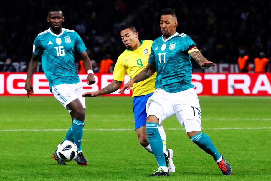 Jerome Boateng (dir) disputa bola com Gabriel Jesus (centro) durante partida amistosa entre Brasil e Alemanha - 27/03/2018