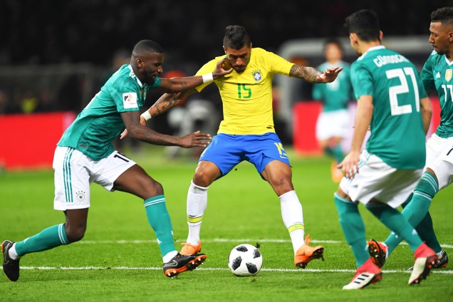 Paulinho (centro) disputa bola com Antonio Ruediger (esq), durante amistoso entre Brasil e Alemanha  - 27/03/2018