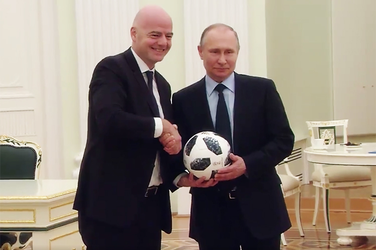 Gianni Infantino e Vladimir Putin fazem embaixadinhas em vídeo da FIFA, faltando 100 dias para o início da Copa do Mundo na Rússia - 06/03/2018