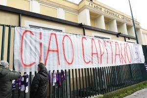Torcedores prestam homenagens ao ex-zagueiro da Fiorentina, Davide Astori, no Estádio Artemio Franchi. Astori foi encontrado morto em quarto de hotel - 05/03/2018