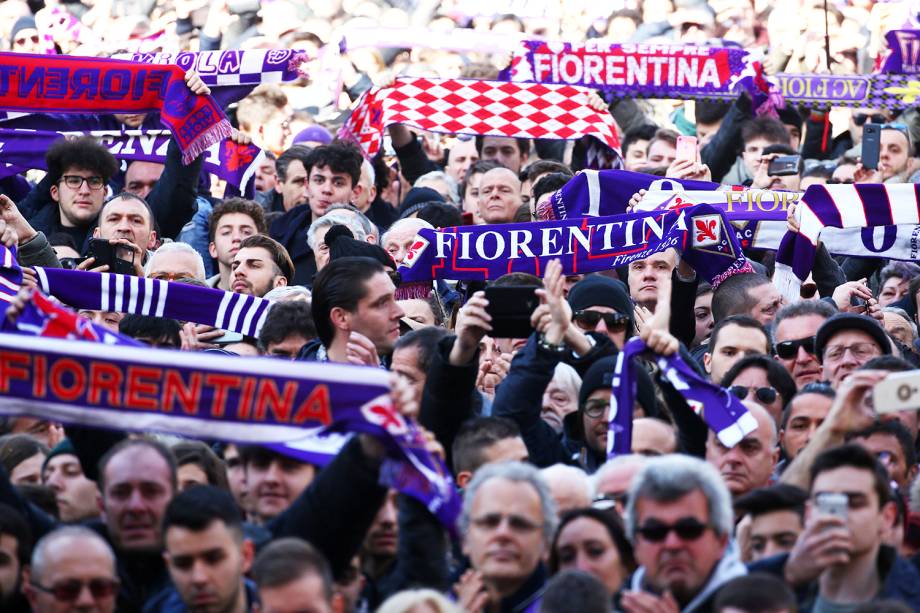 Fãs se despedem de Davide Astori, jogador da Fiorentina que foi encontrado morto em hotel , durante funeral em Florença, na Itália - 08/03/2018