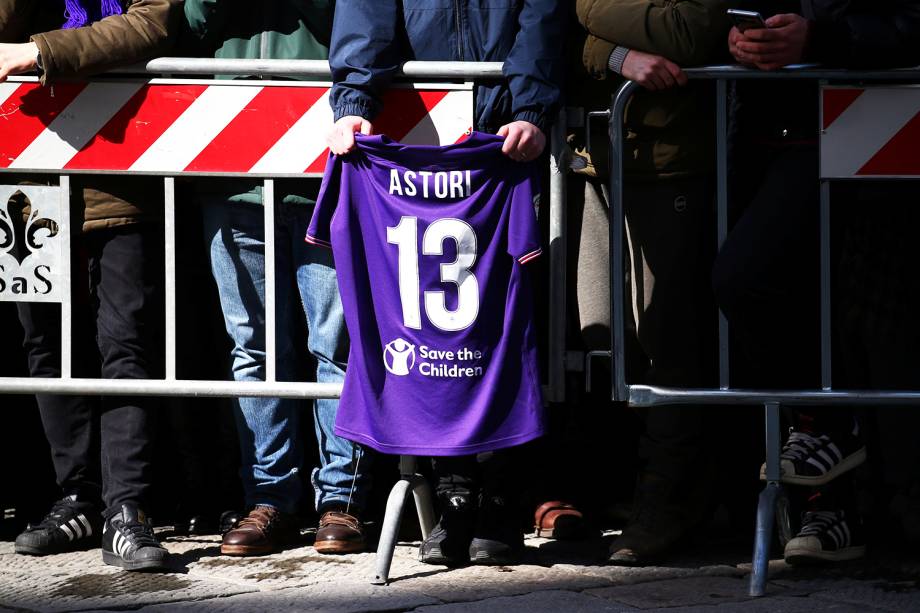 Fãs se despedem de Davide Astori, jogador da Fiorentina que foi encontrado morto em hotel , durante funeral em Florença, na Itália - 08/03/2018