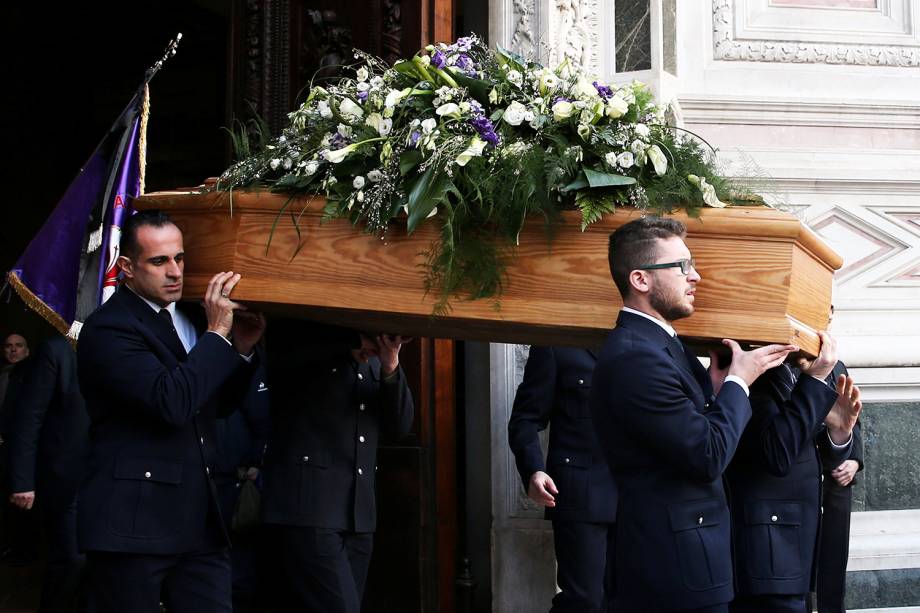 Caixão com o corpo de Davide Astori é carregado durante funeral em Florença, na Itália - 08/03/2018