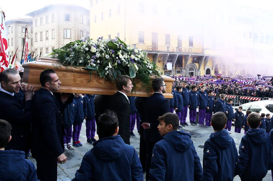 Caixão com o corpo de Davide Astori é carregado durante funeral em Florença, na Itália - 08/03/2018