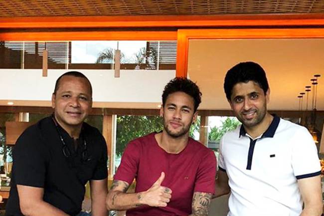 O presidente do Paris Saint-Germain, Nasser Al Khelaifi dir), visita Neymar (centro), na casa do jogador, localizada em Mangaratiba, litoral sul do Rio de Janeiro