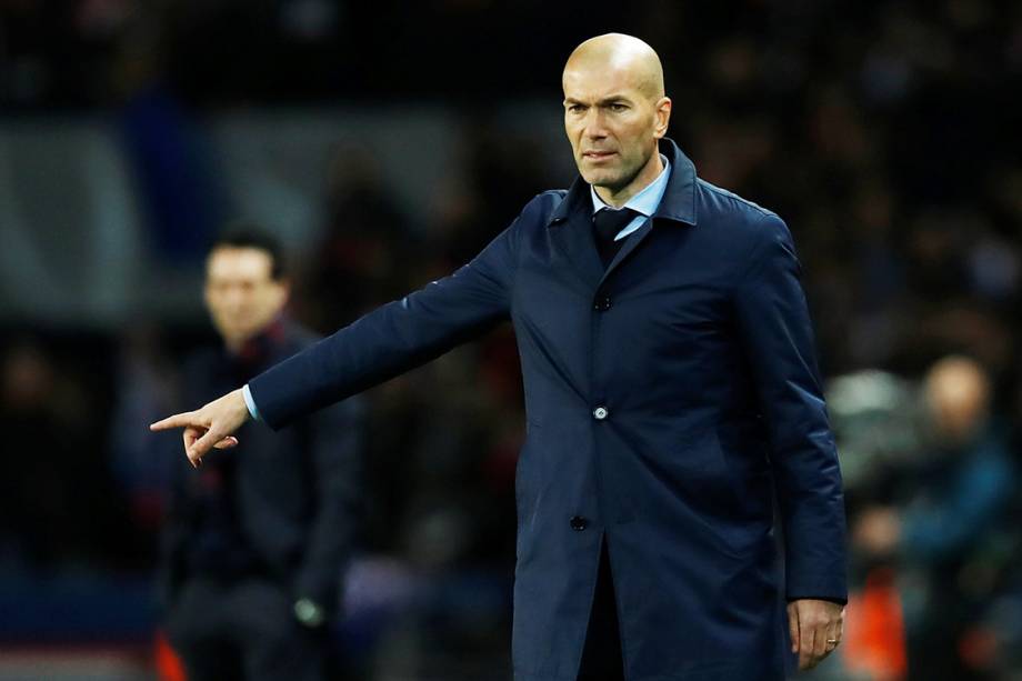 O técnico do Real Madrid, Zinedine Zidane, durante partida contra o PSG, pela Liga dos Campeões, em Paris
