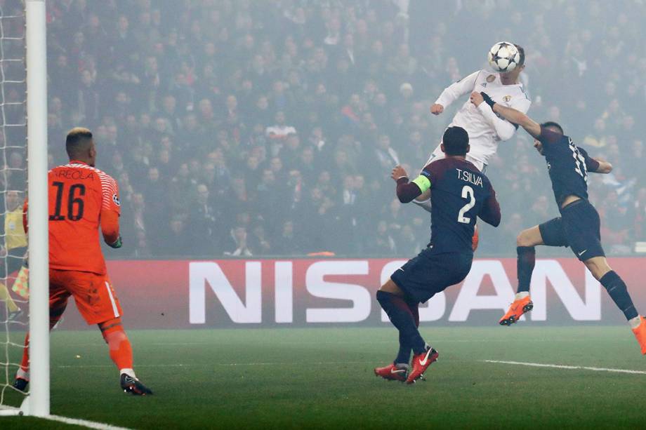 Momento que Cristiano Ronaldo cabeceia a bola e abre o placar para o Real Madrid contra o PSG