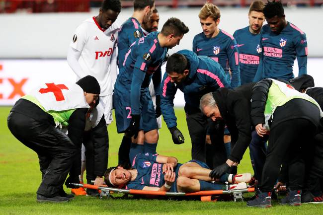 O jogador Filipe Luís sai de campo lesionado durante partida entre Atlético de Madrid e Lokomotiv Moscow - 15/03/2018