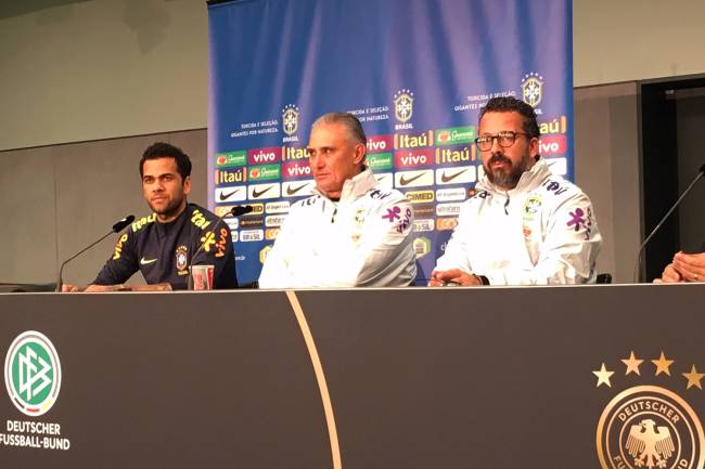 Daniel Alves e Tite durante coletiva de imprensa da Seleção Brasileira - 26/03/2018