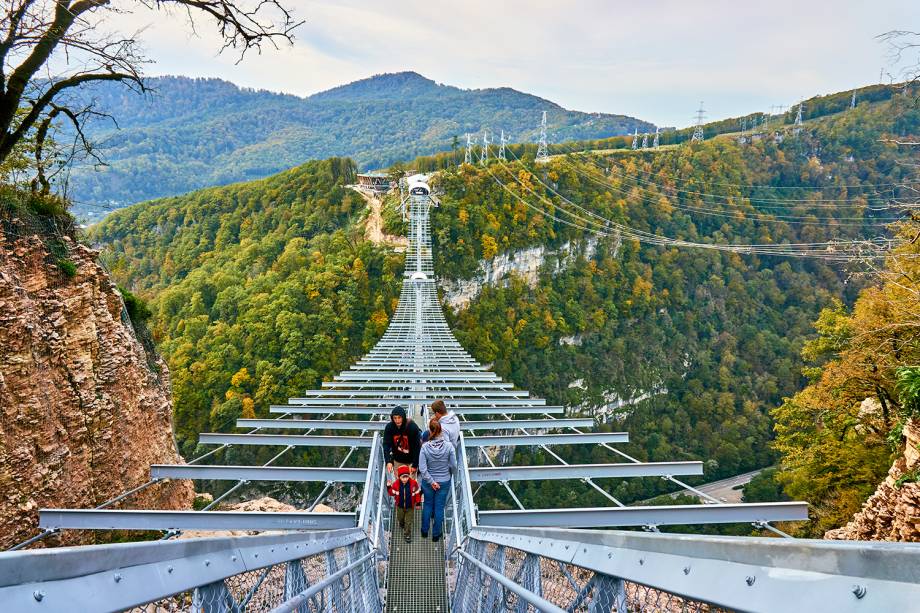 Maior ponte suspensa do mundo, localizada no parque nacional de Sochi
