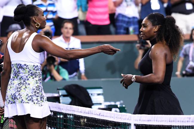 Venus Williams (esq) abraça sua irmã, Serena Williams (dir), após partida válida pela terceira rodada do torneio de Indian Wells, no estado americano da Califórnia - 12/03/2018