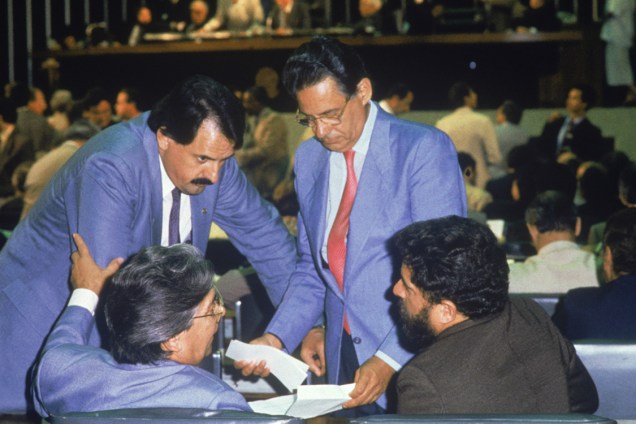 Fernando Henrique Cardoso, Mário Covas e Lula durante a votação do Pacote Social da Assembleia Constituinte, em 1988.<div class="day-content"><div class="list-posts"><div class="item"><div class="content-txt"> </div></div></div></div>