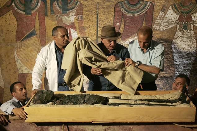 Zahi Hawass surpevisiona a remoção das faixas da múmia de Tutankhamun da sua tumba para estudos científicos posteriores