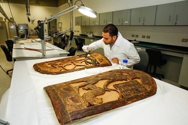 Restaurador Ahued El Sheikka  cuida de uma restauração completa em dois escudos da tumba de  Tutankhamun.
