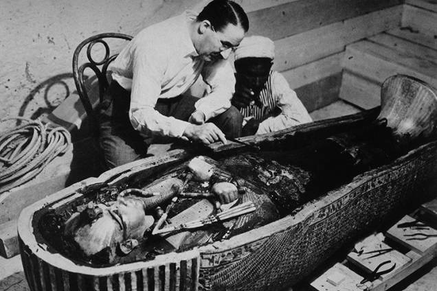 Howard Carter e um trabalhador egípicio examinam a terceira camada de Tutankhamun feita de ouro sólido, dentro da segunda camada. Outubro 1925