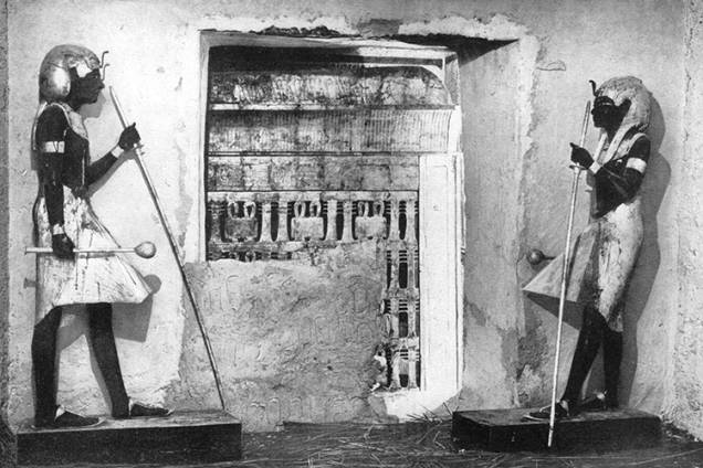 Duas estátuas guardiãs protegem Tutankhamun na entrada da antecâmara, para a câmara funerária que está desmontada - 16/02/1923