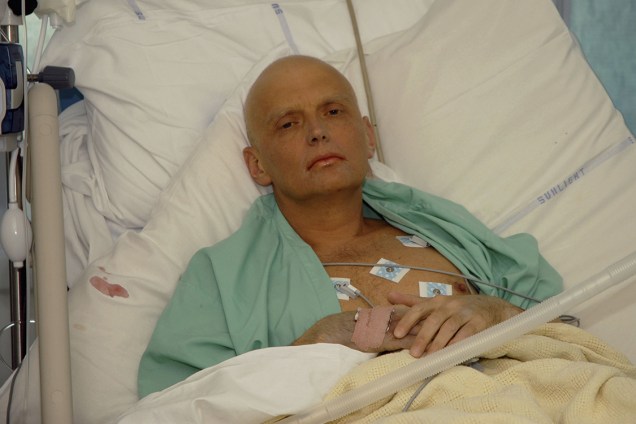 Antigo espião da KGB Alexander Litvinenko, internado após ser vítima de envenenamento - 20/11/2006