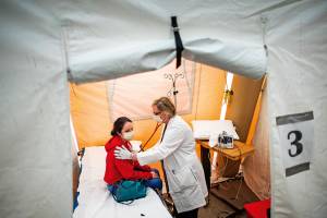 Emergência – Pacientes são atendidos em barracas montadas nas ruas, em frente a hospitais na Pensilvânia, um dos estados americanos acometidos pela forte gripe dos últimos meses