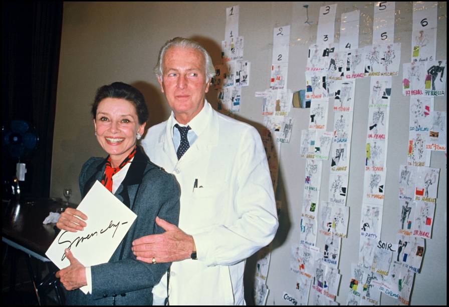 Hubert de Givenchy e Audrey Hepburn apresentam sua coleção de verão de 1986