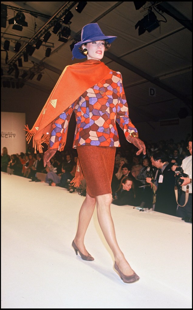 Modelo desfila durante a apresentação da coleção de inverno 1991-1992 do estilista Hubert de Givenchy em Paris, na França