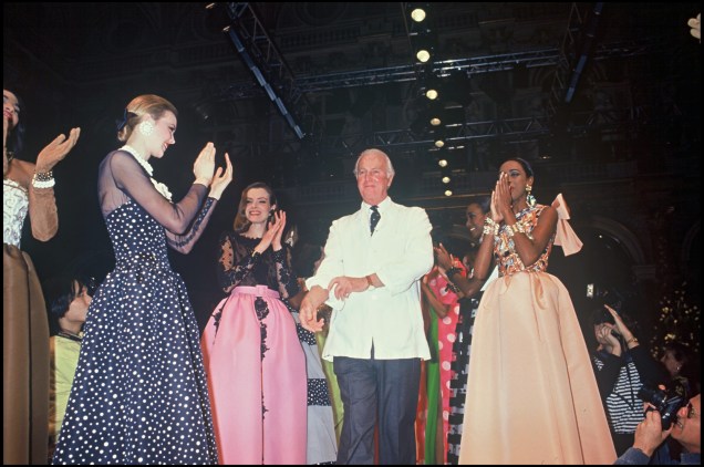 O estilista Hubert de Givenchy é aplaudido após o desfile de sua coleção de primavera-verão em 1992 em Paris, na França